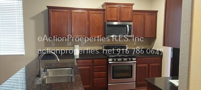 Building Photo - West Park -3 Bedroom, 2 Bath,  Single Stor...