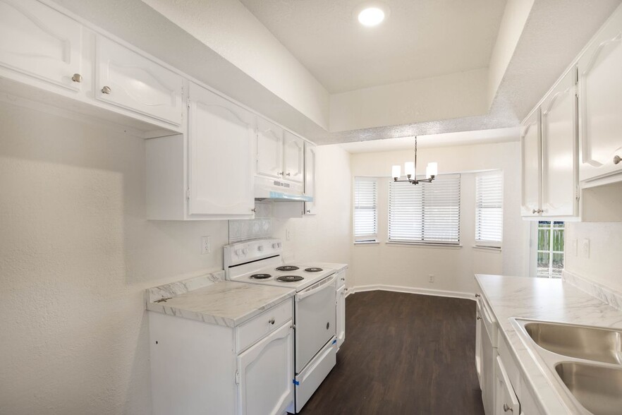 Building Photo - 7506 Lincoln Village Dr