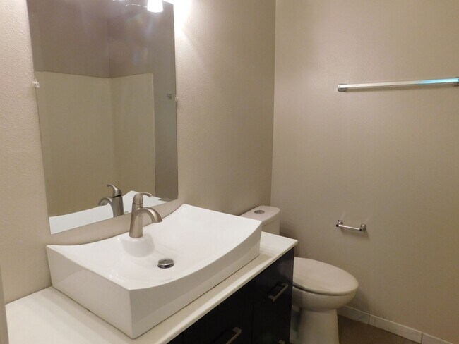 Building Photo - Spacious 2 bedroom- no neighbors under you !!