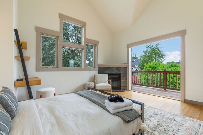 Building Photo - 1916 E Spruce St