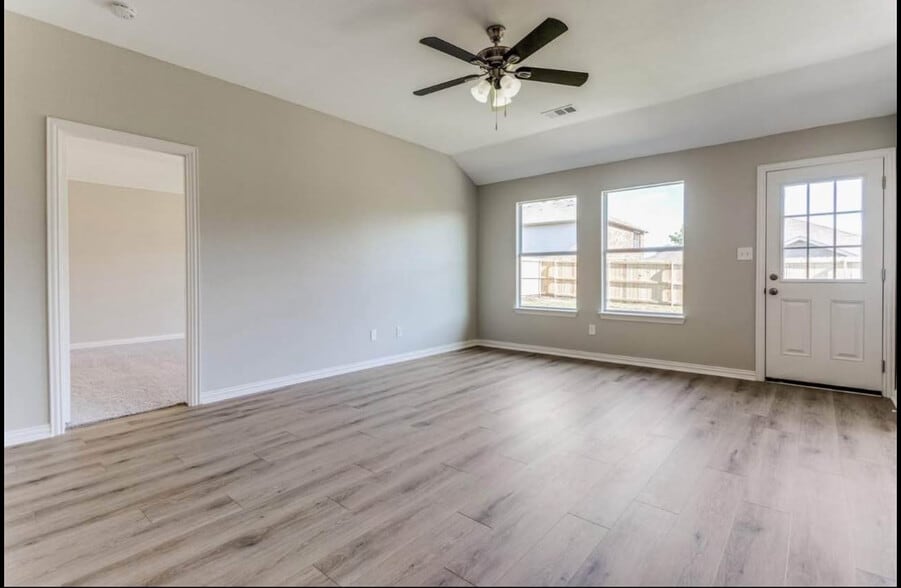 Building Photo - 513 Creekside Dr