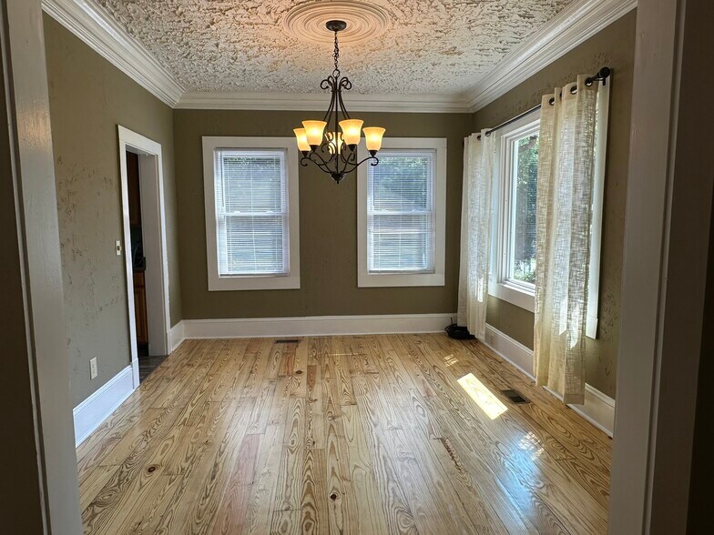Dining Room - 371 Old Hendersonville Highway