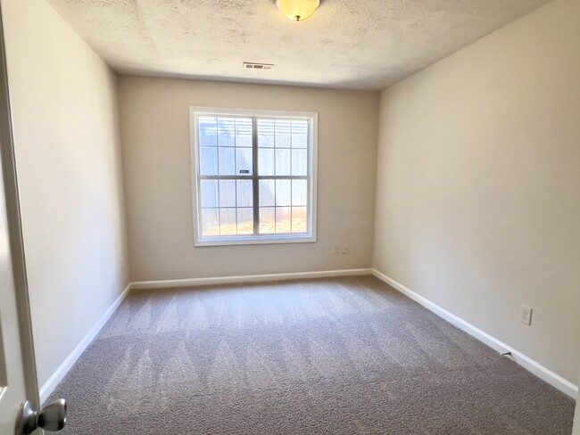 Building Photo - 3694 Sapphire Ct
