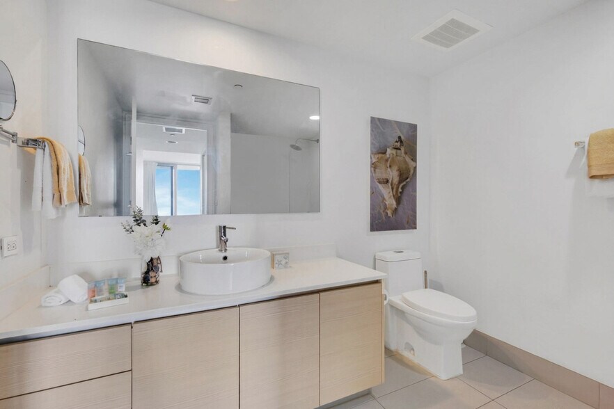 Building Photo - 2602 E Hallandale Beach Blvd