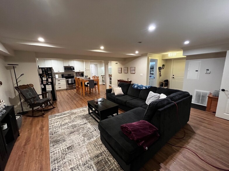 Building Photo - 1407 W Cossitt Ave