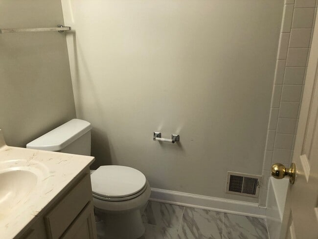 Building Photo - Spacious Townhome, Great Location!