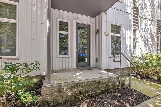 Building Photo - Great condo in East Nashville off Gallatin...