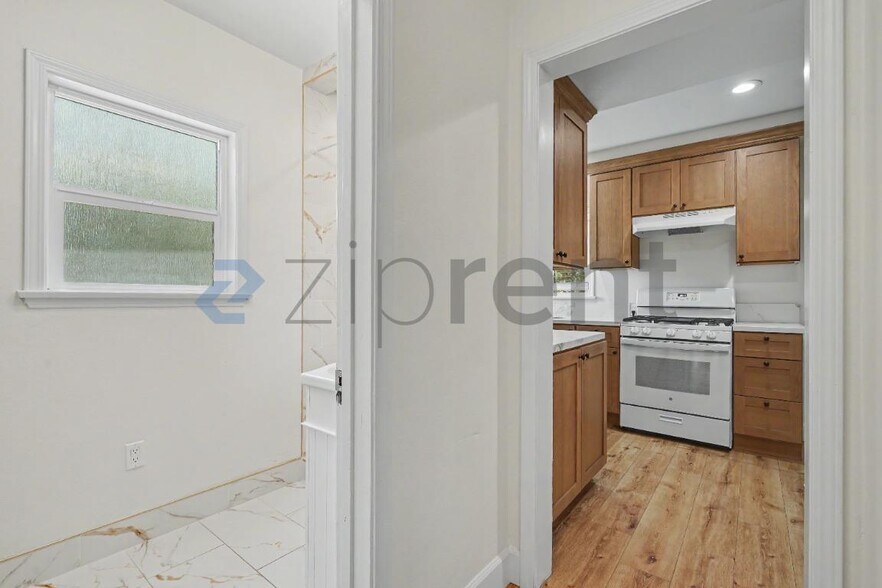 Building Photo - Unit