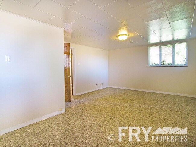 Building Photo - Raised Ranch with Second Kitchen in Prime Location