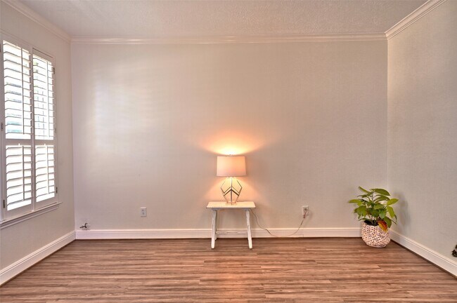 Building Photo - 15810 Hollow Rock Dr