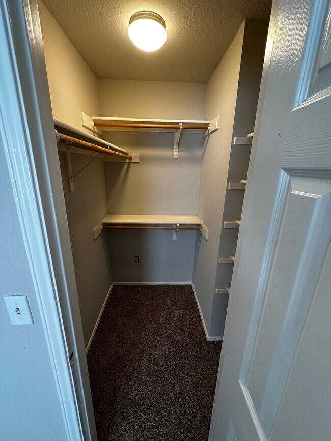 Master closet - 2906 Whisper Oaks Ln