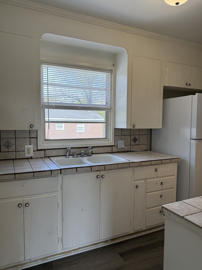 Building Photo - 127 Crestview Dr