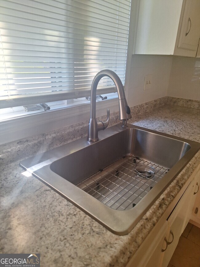 Building Photo - 1514 Stoneleigh Cir