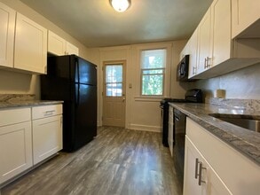 Building Photo - Pet Friendly 3 Bedroom Townhouse in Squirrel Hill! Covered Front Porch + Backyard! Call Today!