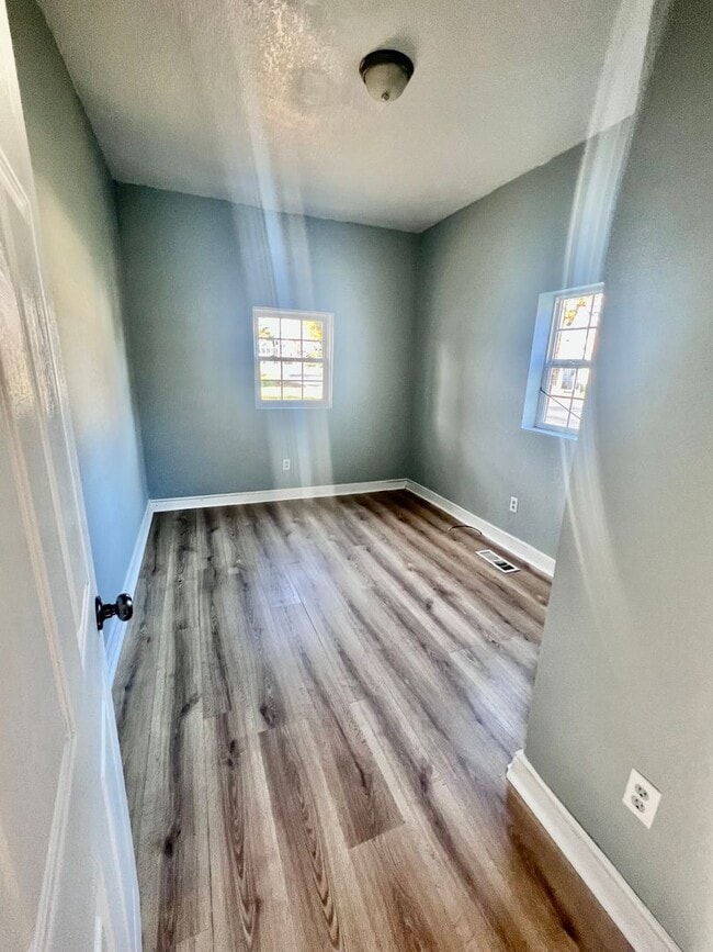 Building Photo - CHESAPEAKE - CUTE RENOVATED 3 BEDROOM COTTAGE