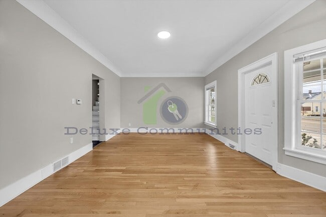 Building Photo - Spacious 4 Bedroom- With Extra room! New Remodel!