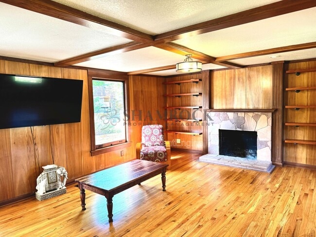 Building Photo - 2400 Lindsey Hollow Rd