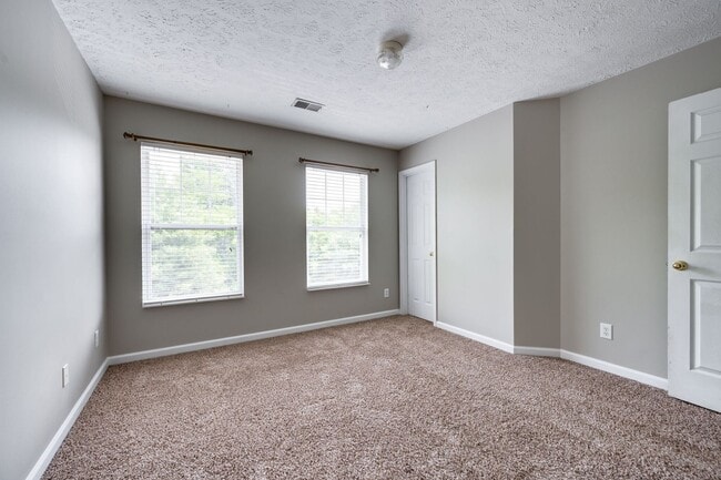 Building Photo - Renovated Townhome in Convenient Nashville...