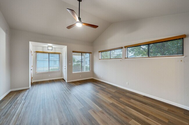 Building Photo - Updated 2 Bed, 2 Bath Duplex with Private Fenced Yard in Rescue!