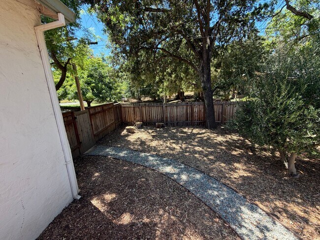 Building Photo - Cute home on large lot