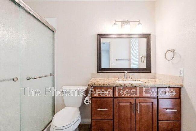 Building Photo - 3231 N Woodburne Dr