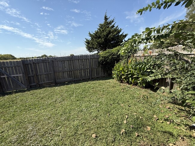 Building Photo - 2305 Cimmaron Dr