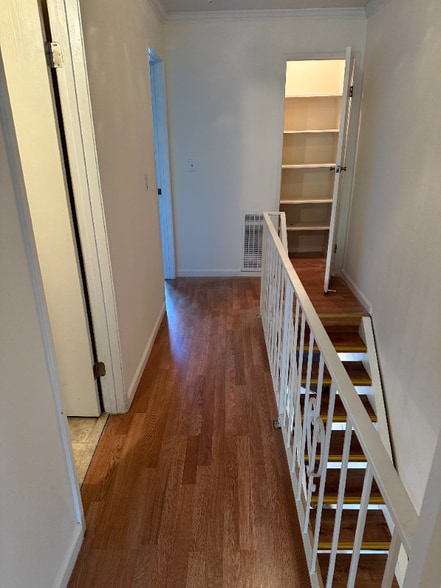 Building Photo - 447 Oak Ave