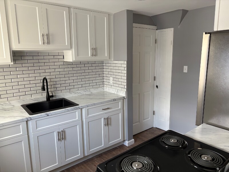 Building Photo - 136 Kenview Ave