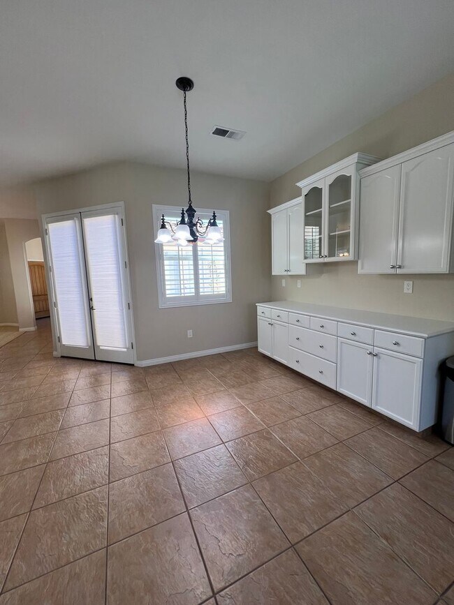 Building Photo - Charming 3 bedroom 2.5 bath!