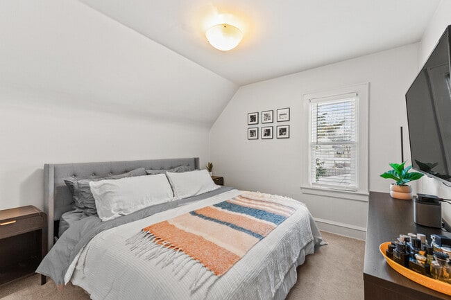 Building Photo - 4518 N Woodburn St