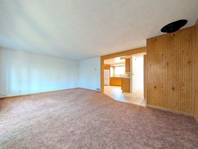 Building Photo - Cute 3 Bedroom, 1 Bath Duplex In Eugene!