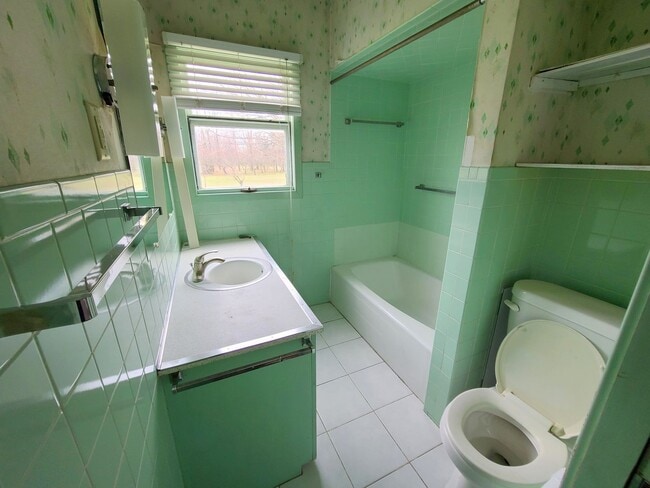 Building Photo - Nice 3-Bedroom, 1-1/2 Bathroom on Goshen's...