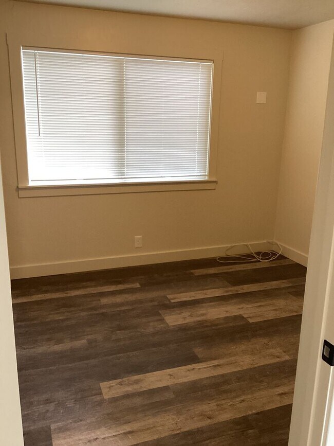 Building Photo - Newly Remodeled Single Level Apartment in Lebanon Oregon!