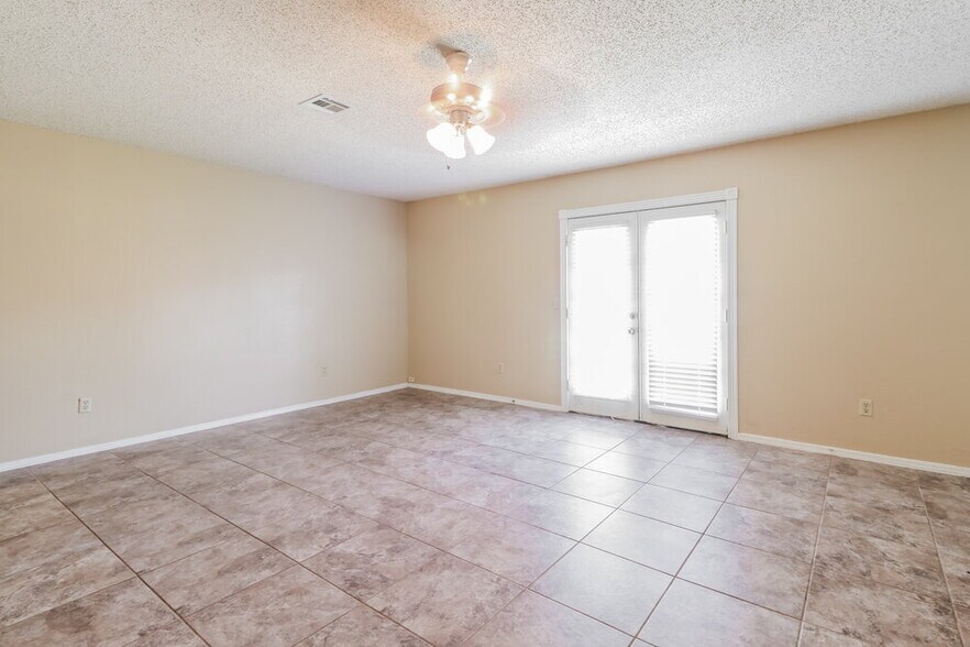 Building Photo - 11040 N Eagle Ln