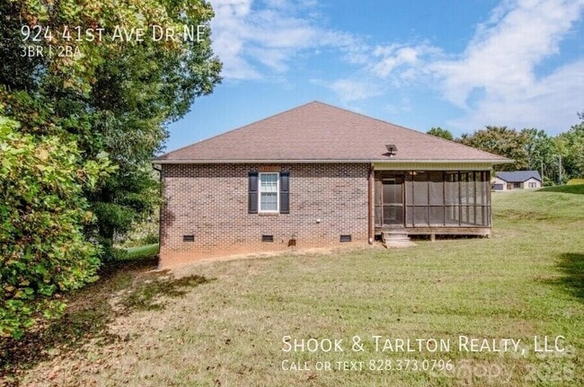 Building Photo - 924 41st Ave Dr NE