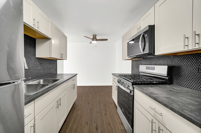 Building Photo - 2654 W 12th Pl