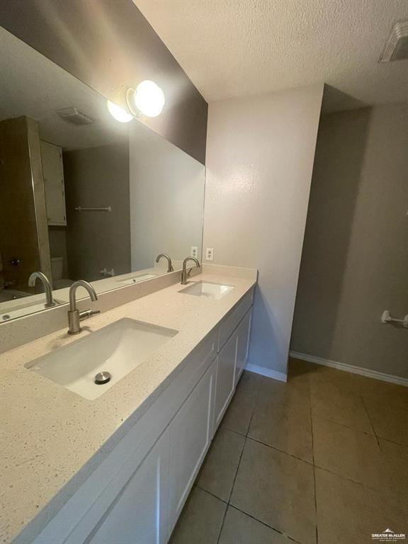 Building Photo - 14-25 1/2 N 25 1/2 St