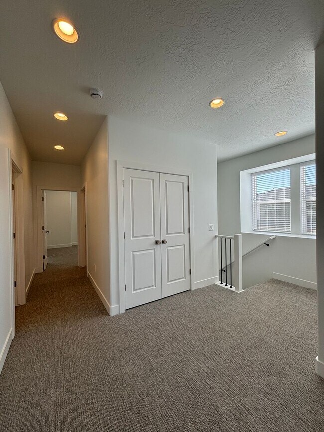 Building Photo - Woodland Estates Townhome! - END UNIT!!