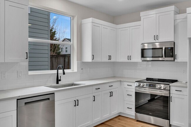 Building Photo - Move In Special Up to 3 Months Free- Newbe...