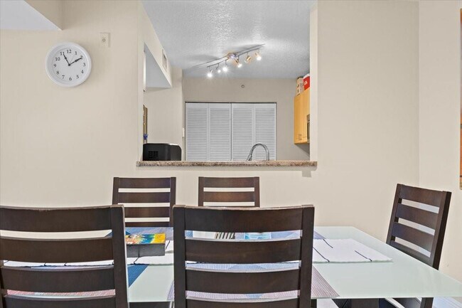 Building Photo - 609 E Sheridan St