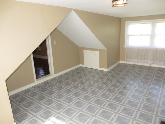 Building Photo - Two Bedroom Home with a bonus room/3rd bedroom in Historic District (Williams-Woodland Historic P...