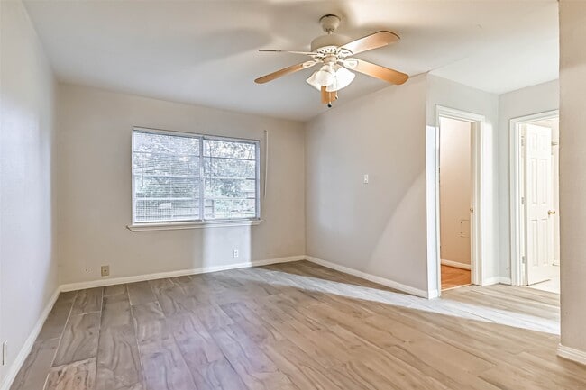 Building Photo - 6425 N Ridgecrest Dr