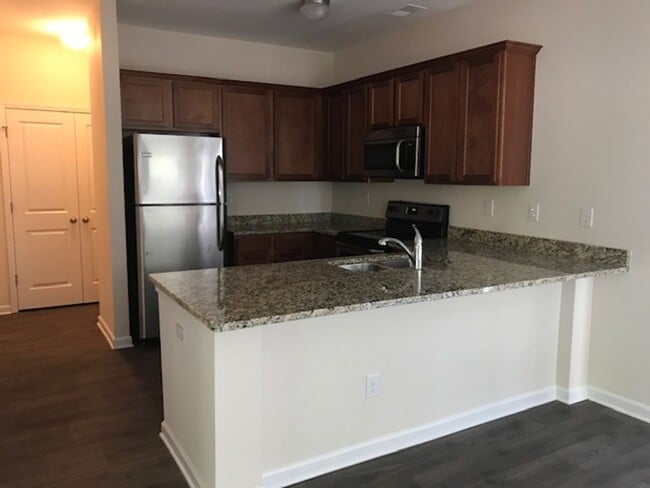 Building Photo - Luxurious 2 story 3 bedroom 2.5 bath townh...