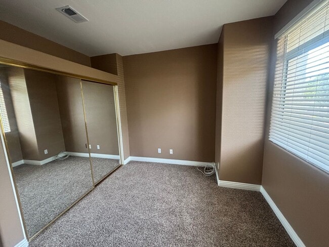 Building Photo - Beautiful 2-Bedroom Upper Corner Unit Townhome in Stevenson Ranch!