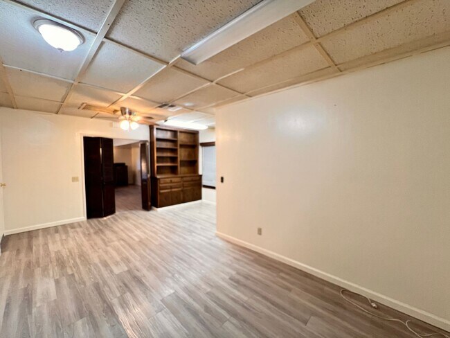 Building Photo - Central Bakersfield Home