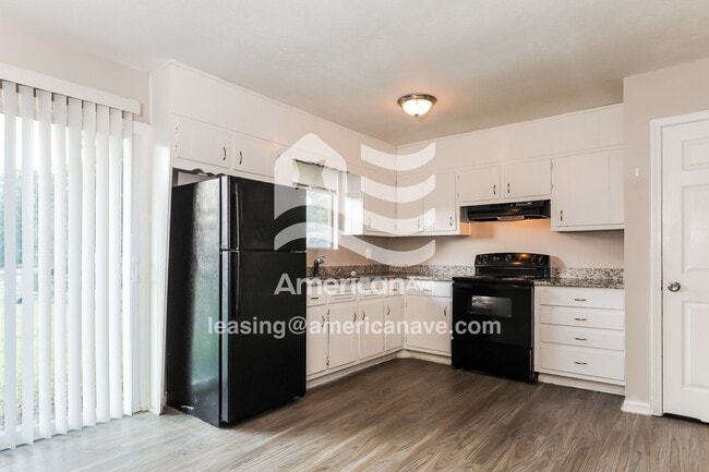 Building Photo - 229 W Canterbury Dr