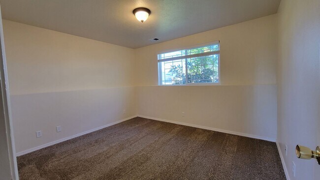 Building Photo - 4 bed, 3 bath home located in the Sunshine Meadows Neighborhood, Coeur d'Alene