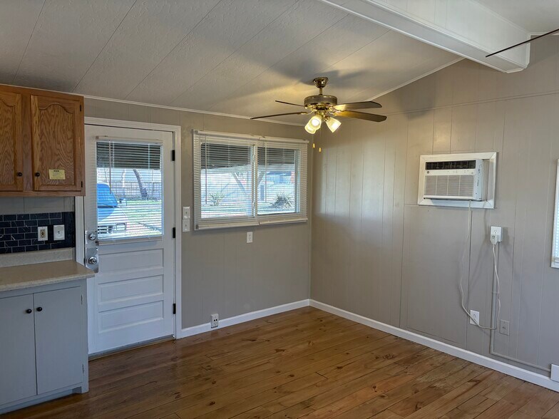 Building Photo - 2927 Godfrey St