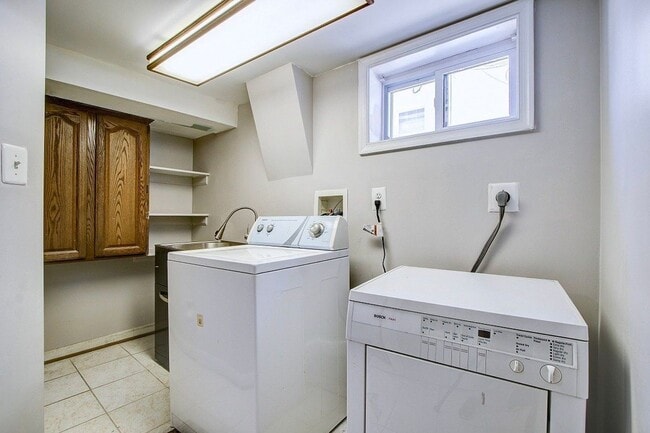 Building Photo - Gorgeous 5 BED + 3.5 Ba in Main House, 1 + 1 in BSMT, 1 + 1 above garage  in the Heart of Downtow...