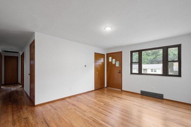 Building Photo - AVAILABLE SEPT 1ST!! BEAUTIFUL 3 BEDROOM I...